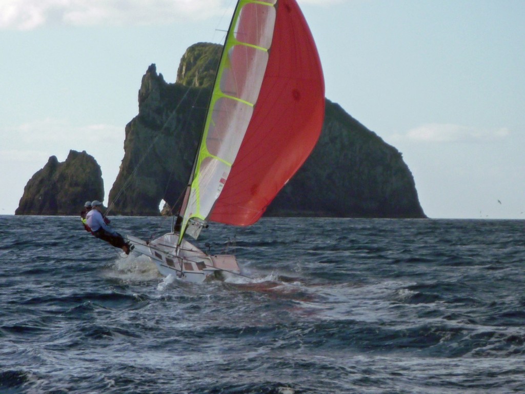 Hole in the rock - Burling Tuke 49er ride in the 2009 Coastal Classic © Burling Media